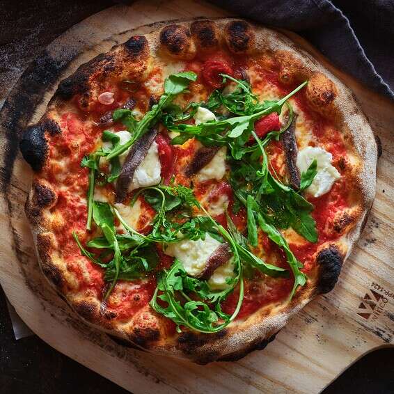 פיצה סיציליאנית של בר איטליה // צילום: אנטולי מיכאלו